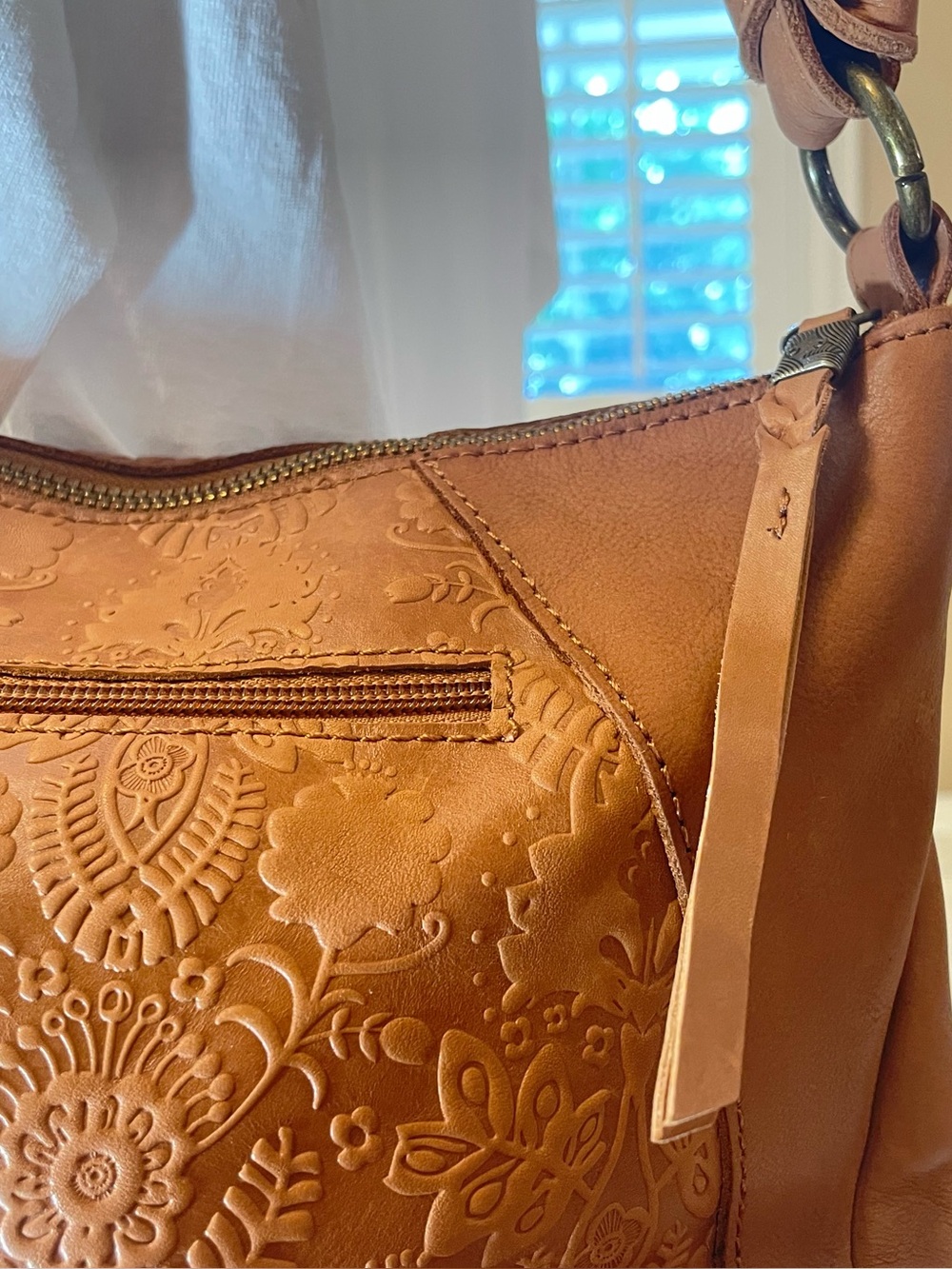 “The Sak” Embossed Tan Brown Leather Hobo Shoulder HandBag. Brass Hardware. - Picture 6 of 16